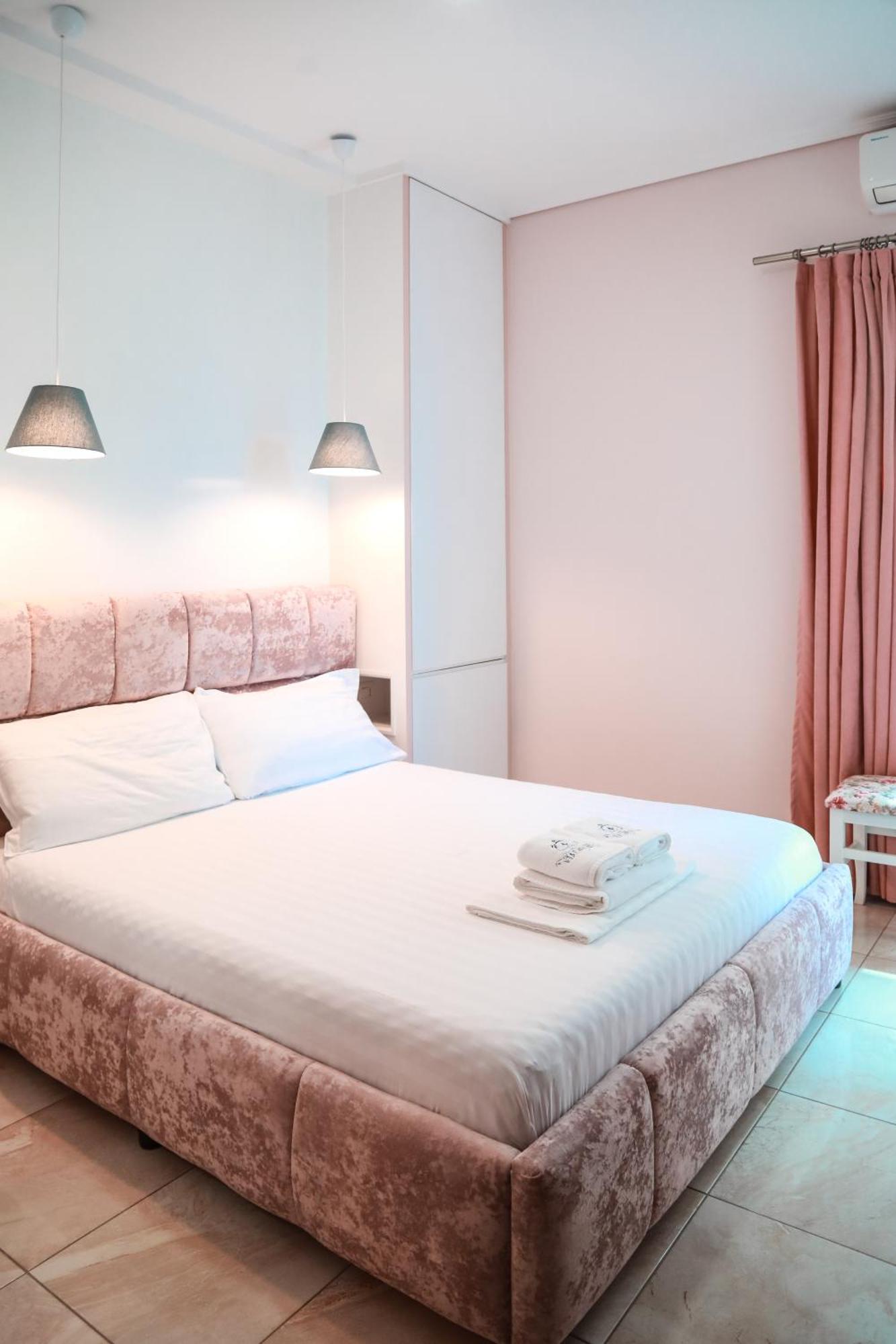 E Bardhe Butique Hotel *