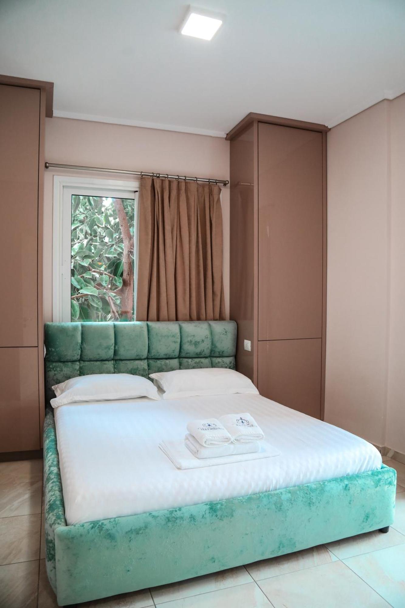 E Bardhe Butique Hotel *
