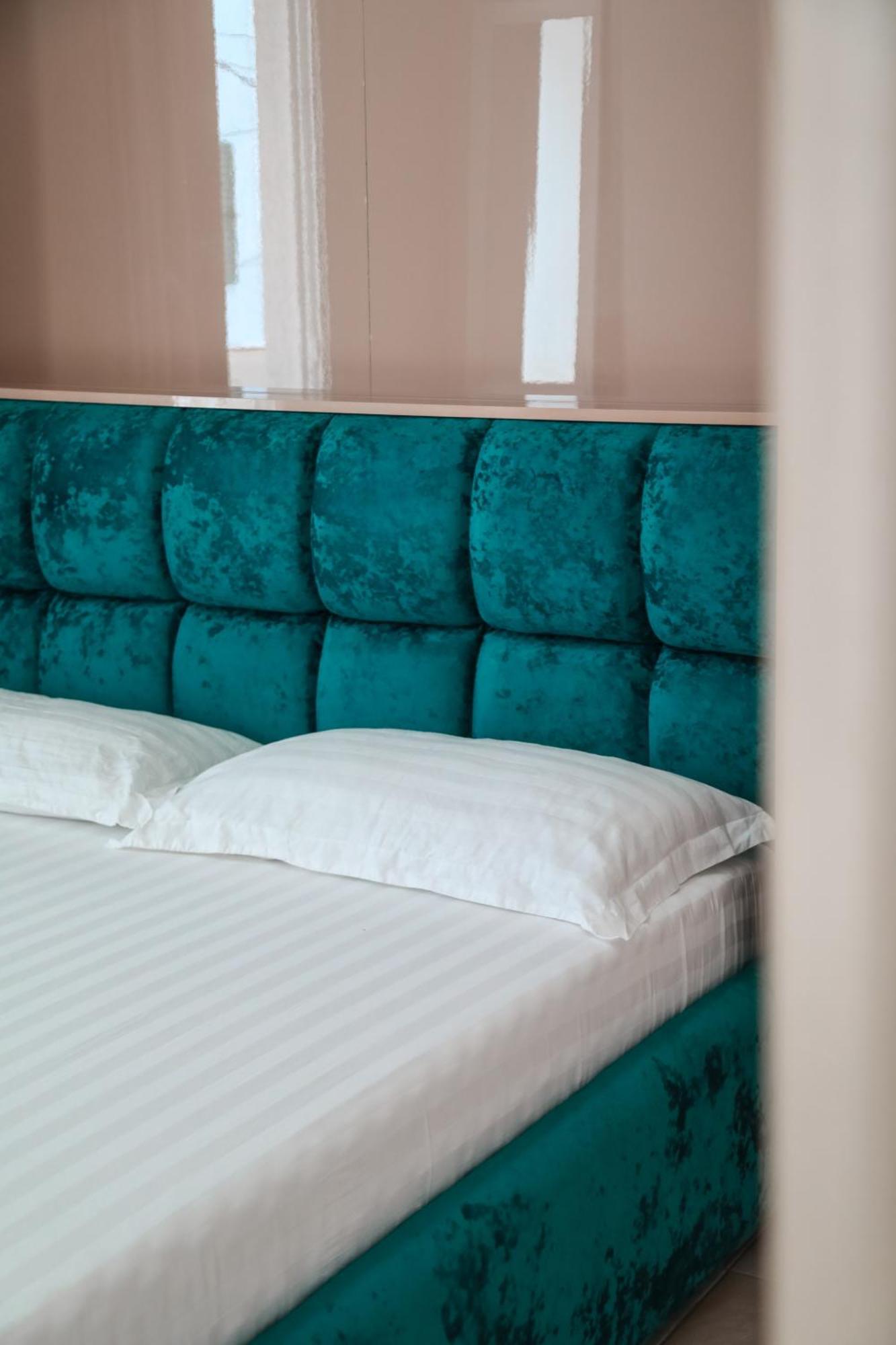 E Bardhe Butique Hotel *