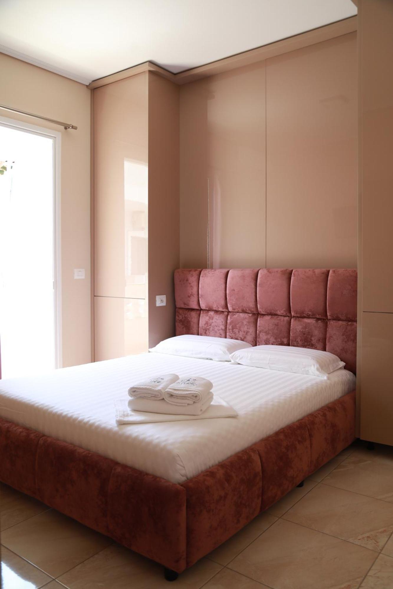 E Bardhe Butique Hotel Sarandë