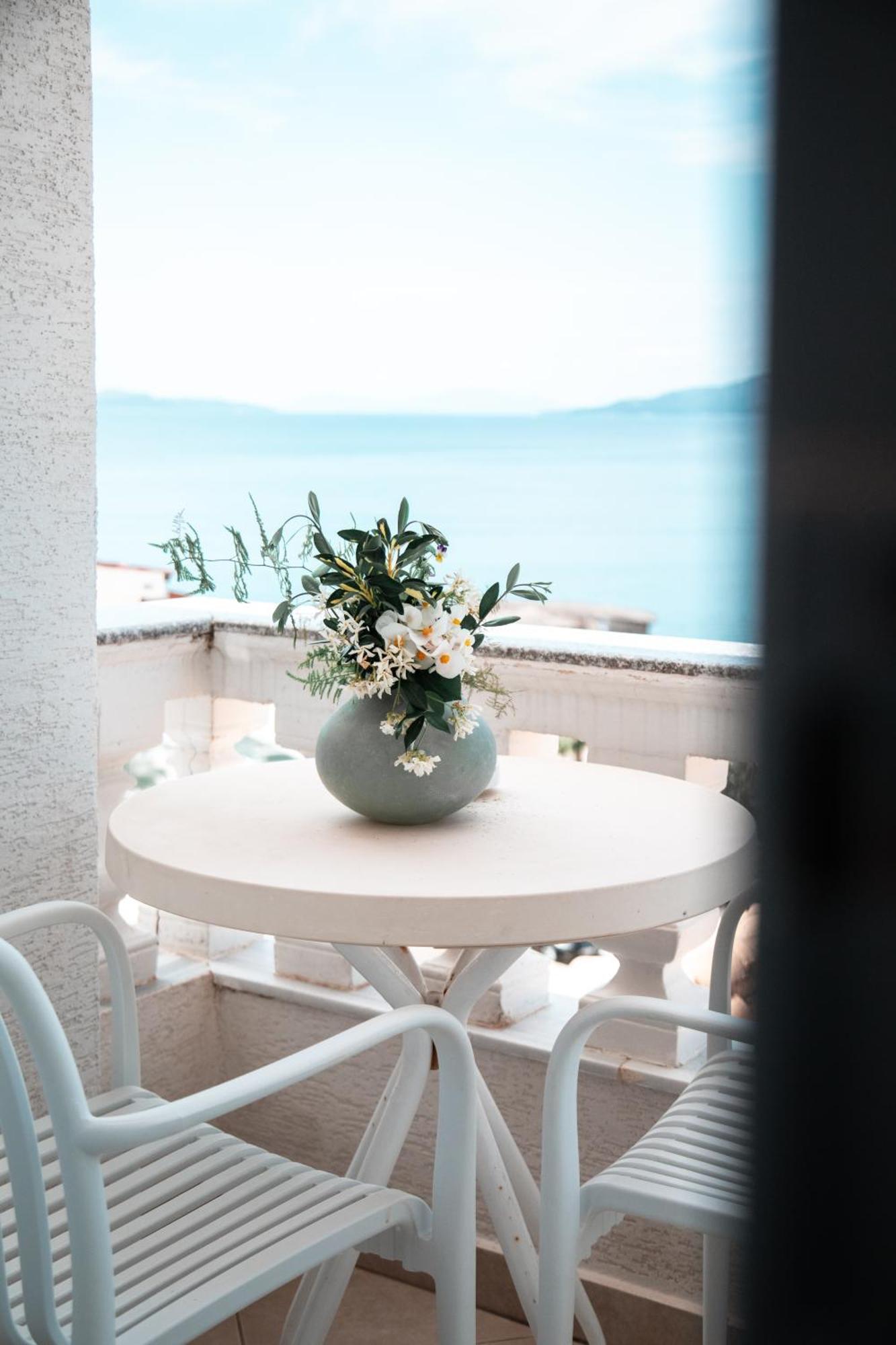 E Bardhe Butique Hotel