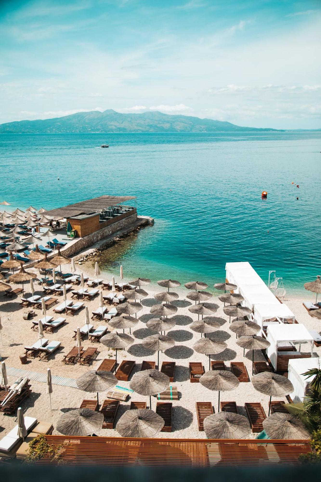 E Bardhe Butique Hotel *