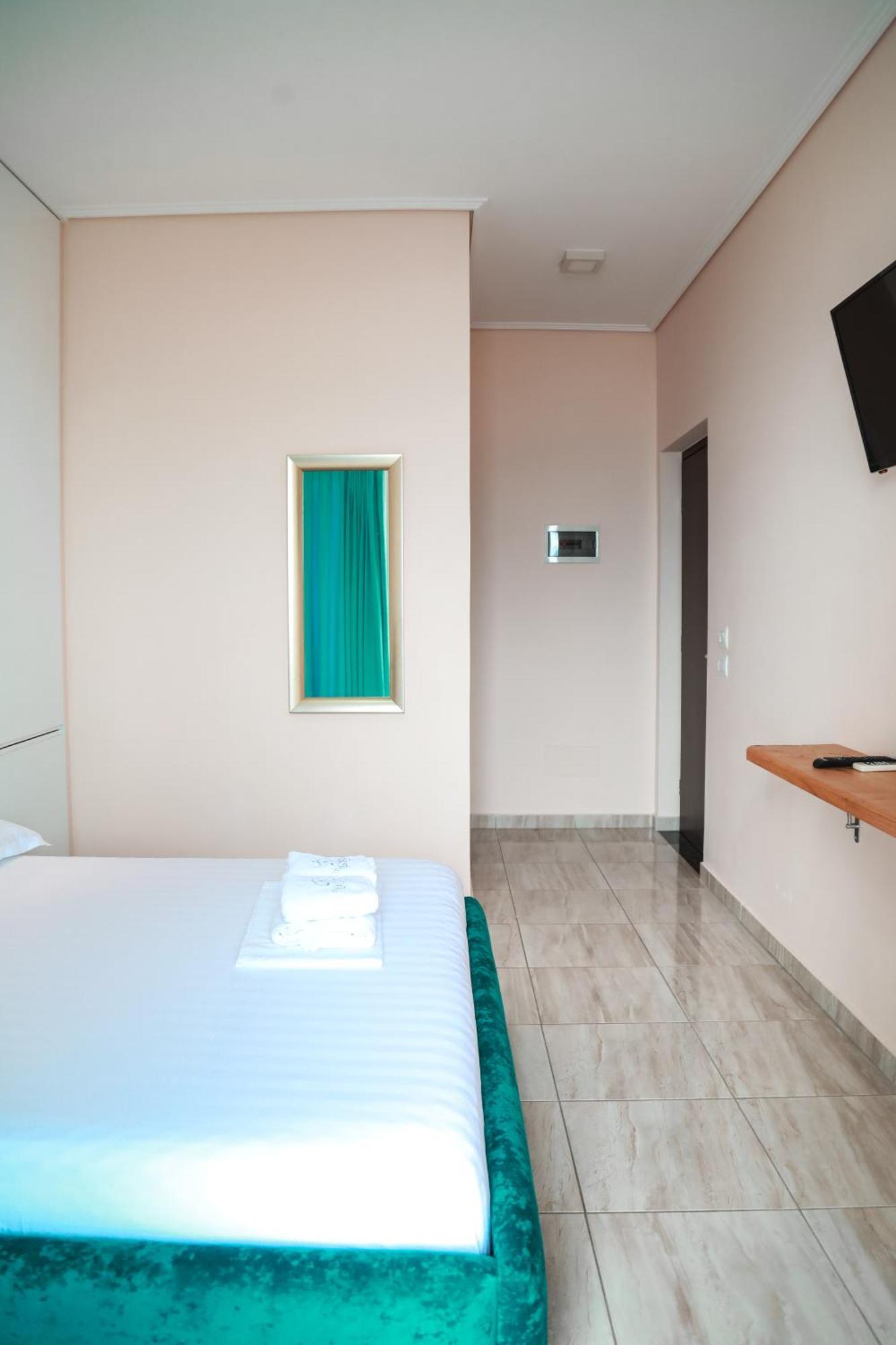 Hotel E Bardhe Butique *