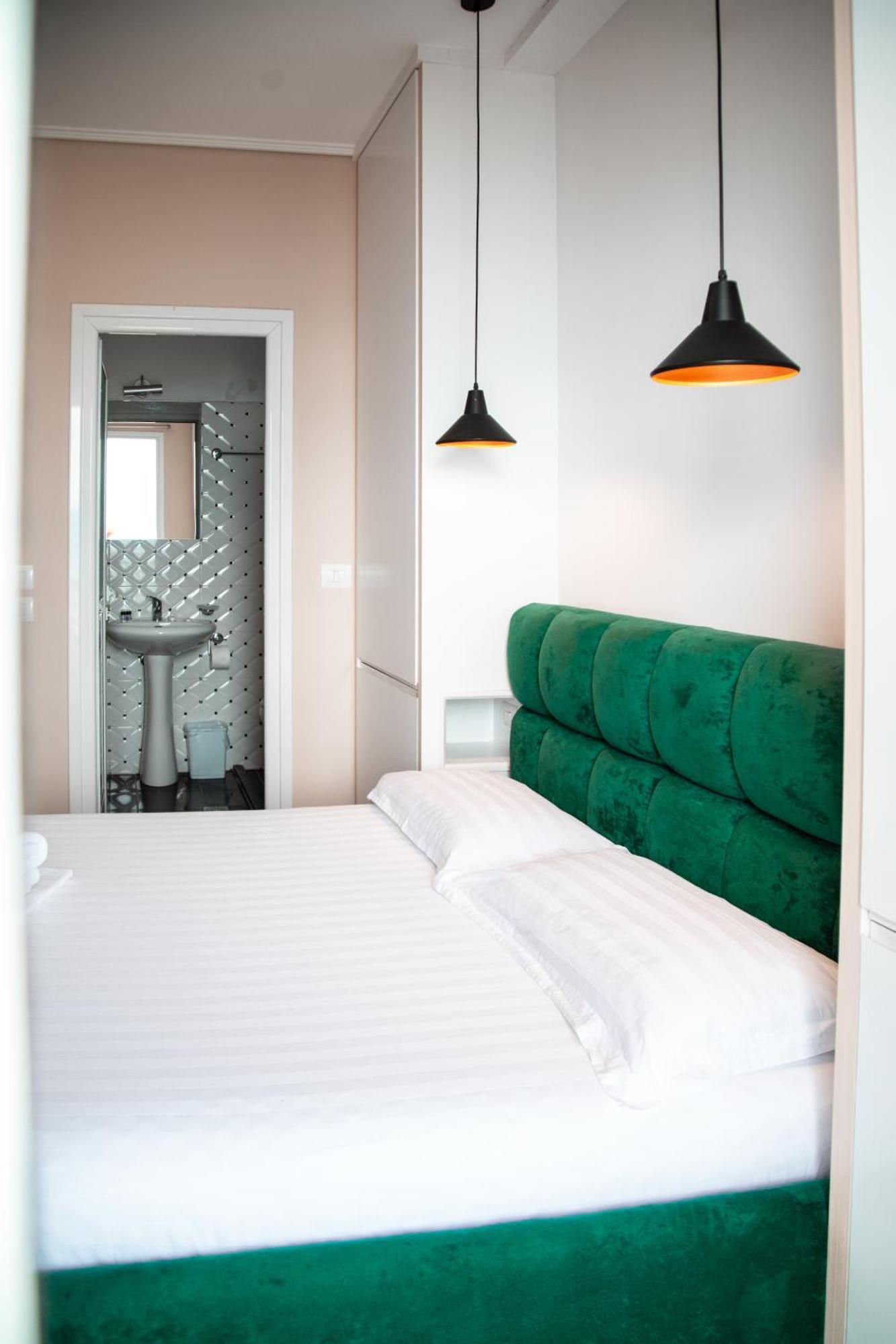 Hotel E Bardhe Butique *