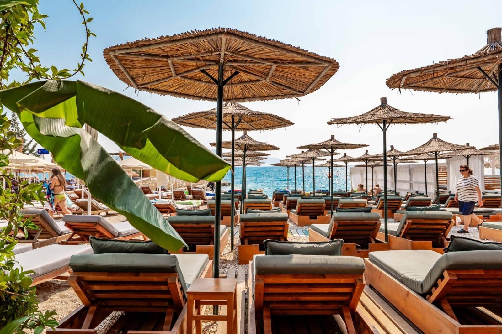 E Bardhe Butique * Sarandë